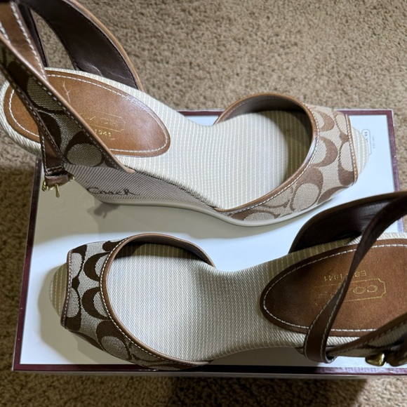 Brand new tawny khaki sandal size 11M - Picture 2 of 3